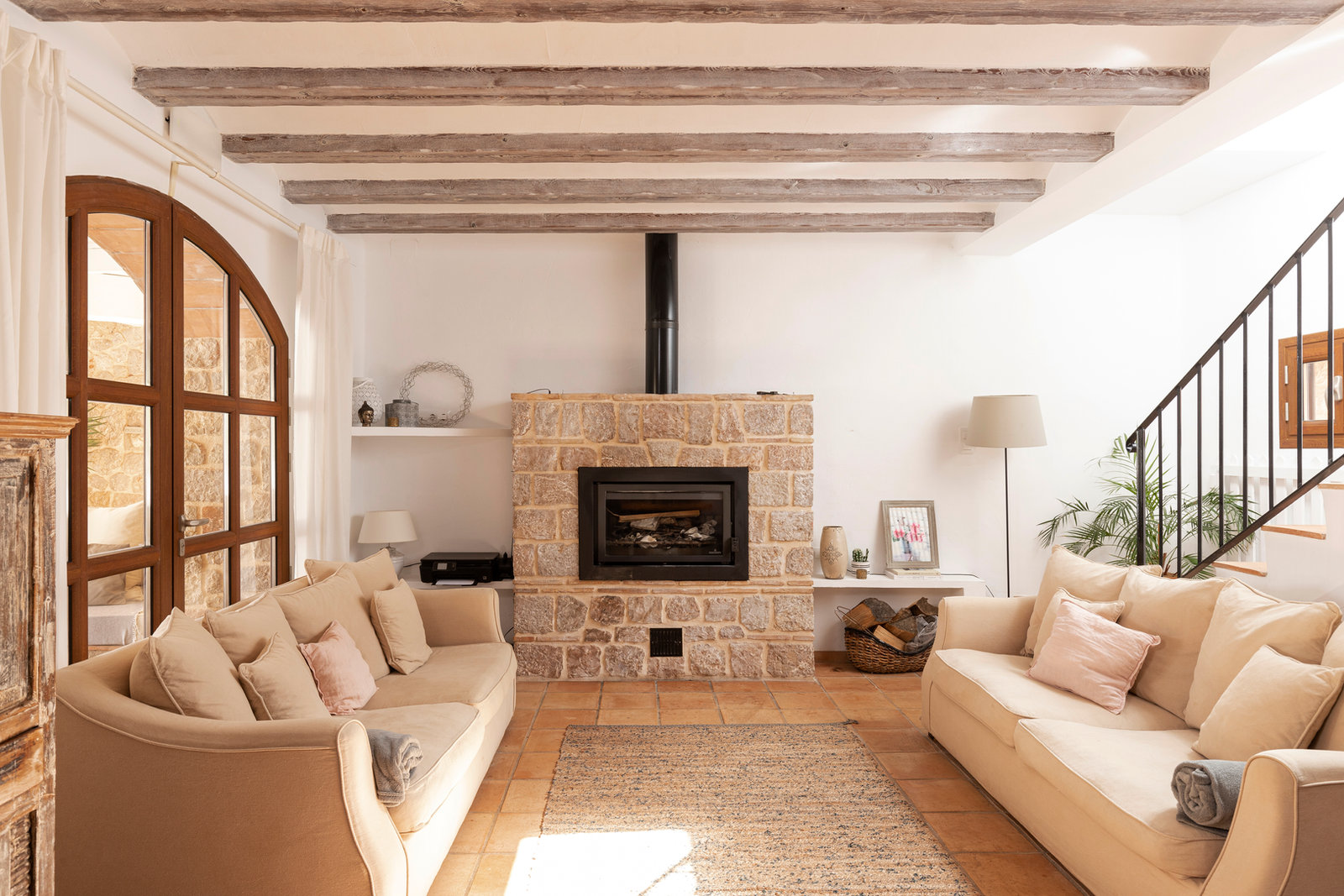Bright living room at the finca with sofas and a fireplace — a breakout space for teams